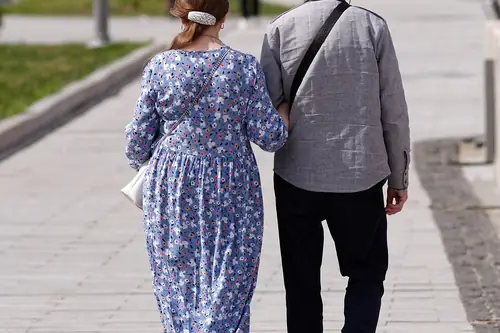 강변을 나란히 걷는 노부부의 뒷모습